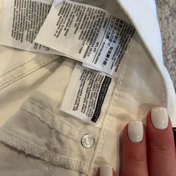 Woman's Levi shorts - Picture 5 of 6